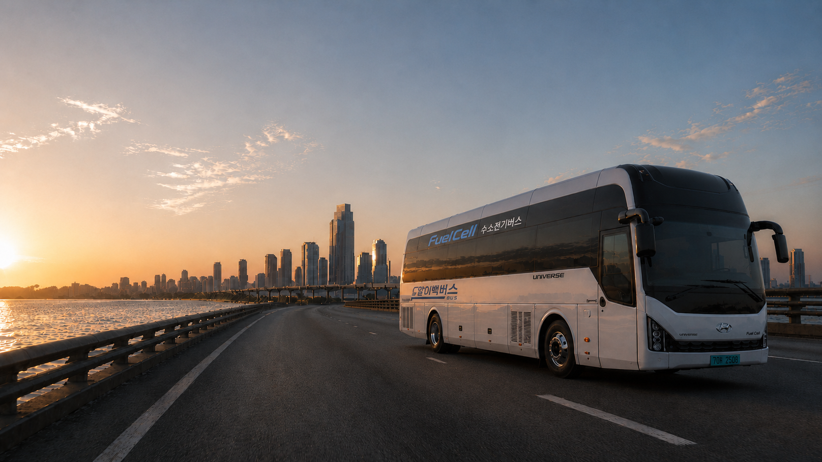해안 도로를 달리는 RE100BUS 프리미엄 버스